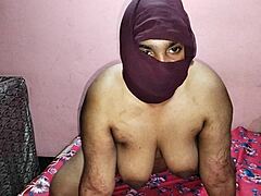 בחור איפור מזיין חזק מודל הודית חמה לקוחה בבית!