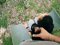 בחורה שחורה עם זנב סוס מקבלת אוננות ביער במהלך מדיטציה, POV BTS freeuse. היא מקבלת פנים ענק אחרי פאק פנים ומציצה כמו זונה