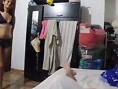 ما كنت أعرف أن الجار يسجل وأنا أمص قضيبه، أتمنى ألا يعرف زوجي!