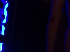 Slutty Vampirella rider våt hästdildo i strumpor