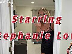 Stephanie Love παίρνει κρέμα μέσα καθώς ο άντρας της χτυπά την πόρτα σε σκηνή απατηλής γυναίκας
