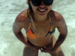 Amaterska plavolaska žena dobi krema alfa moških na javni plaži. Milf oral in latinska ritkina akcija vključena.