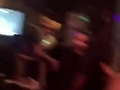 Ποτέ δεν αναρωτήθηκες να παίξεις με μια βιετναμέζα κοπέλα μέσα σε ένα πολυσύχναστο ασιατικό μπαρ;