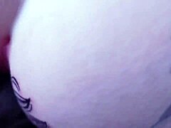 Lorrany iç çamaşırında sert anal parmaklama, sikmeden önce