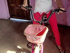 בחורה כפרית בנגלדשית מקבלת זיון בזמן רכיבה על אופניים, אחר כך נתפסת על ידי חברים באנאל קשוח עם דודה בעלת תחת גדול