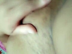 limpando o mel do meu vibrador e gozando mais parte 2 2?