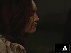 فريا باركر تترك صديقتها من أجل حب حقيقي شانيل كامرين في مشهد تقبيل ولع كس نيك