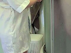 ¡Madrastra ayuda a hijo a hacerse una paja!