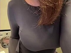 乳白继母舔她的乳头。