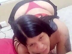 Le chupo la polla a mi hermanastro y me termina en la boca