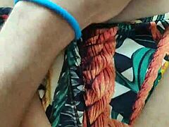 Fodendo em público pela primeira vez, explorando desejos secretos ao ar livre.