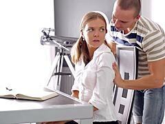 Horna ruska teen 18+ Carre dobi jebano doggystyle čez mizo po piški