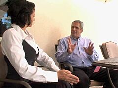 Роксана Холл и Шей Голден учатся свопу спермы у Мэри Поп в уроке блондинок-минетчиц с каблуками и наклоном.