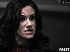 בכיתה, המילף המורה הזו צפתה בבן החורג שלה ריקי ספניש מזיין אנאלית את הקפטן הכי חמה על השולחן. סרט מלא זמין ב-FreeTaboo net