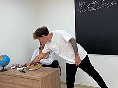 La studentessa viziata disciplina l'insegnante sexy con azione intensa in classe.