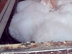 ¿Para qué espiar a esa morena latina tetona bañándose si un travesti puede follarle el culo grande?