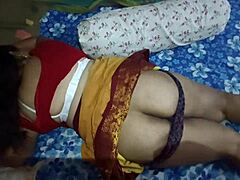 هذه الزوجة الهندية العجوز في البيتيكوت تستمتع بليلة زفاف ساخنة مع زوجها الخائن المهزوم