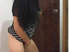 Avant mariage, belle-mère latina sexy montre cul en danse exhibitionniste mignonne lors entretien casting