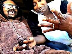 巨乳のエボニーアマが熊の着ぐるみを着て車の中でパパのチンポを飲み込む