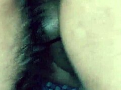 Diese indische Desi-Schönheit beugt sich für Nahaufnahme-Hardcore-Action mit ihrer saftigen nassen Muschi