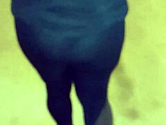 Blitzt diese kurvige Milf-Schlampe riesigen Arsch in durchsichtigen Leggings für verbotenes Exhibition? Sie stolziert crossdressing-mäßig draußen.