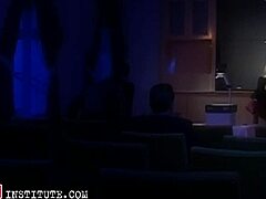 Blonda brudar Ellen Saint och Jennifer Stone tar dubbel penetration i hård threesome