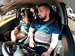 passageira safada entra no uber sem calcinha? motorista nao resiste a esse big ass bbw first time?