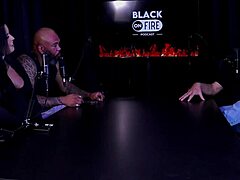 Старые свингеры занимаются любительским BDSM в кастинговом интервью с блондинкой, латиноской и чёрной на красном.