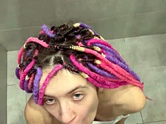 Огромный сквирт после спермы! Милая соседка жрет сперму в душе крупным планом.