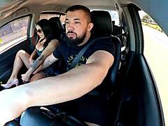 passageira safada entra no uber sem calcinha? motorista nao resiste a esse big ass bbw first time?