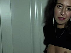 Kurba žena povabi dva tipa na skupinsko sejo, medtem ko njen cuckold mož tiho gleda