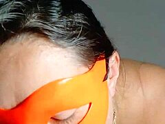 Milf blondă grasă arată buze pizdă mare și cameltoe tachinând