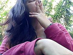 Hei Nicoletta polttaa ulkona väläyttäen isoja tissejään vetämällä ne esiin julkisessa puutarhassa