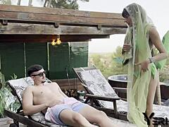 jebanje muslimanske žene u hidžabu na bazenu Aaliyah Yasin