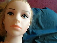 Kypsä mies pienellä ympärileikkaamattomalla kullilla nauttii alasti lähikuvaseksistä oikean nuken kanssa