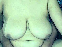 インド人妻が巨乳押さえ毛むくじゃらマンコ指弄ぶ