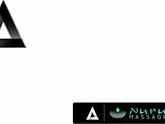 Petite ebony Willow Ryder geeft interraciaal Nuru massage met bubble butt rijden en cowgirl actie op klant