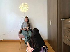 Helena Porn İzlerken Sik Emiyor, Büyük Doğal Memelere Tüküyor ve Eski Kıça