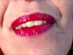 Retro film prikazuje zrelu Dawn koja zahteva impregnaciju u fantazijskoj sceni.