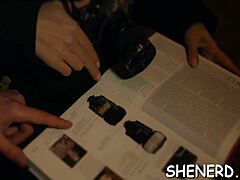 Nördiga tjejen med glasögon blir kåt och spetsad på strapon