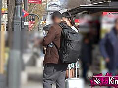 Vroča španska turistična beba Nuria lovi naključne fante za ulično pobiranje seksa! Ljubi deepthroat in doggystyle akcijo.