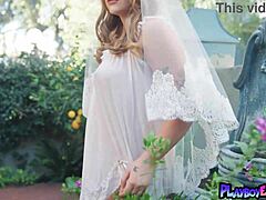 Wer wusste, dass diese rothaarige MILF Braut Bunny Gaubert ihre großen natürlichen Titten draußen in Strümpfen zeigt?