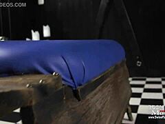 Dunkle Räume Bizzare Lady Delivers Bondage Domination Handjob Facial To Bound European German In Bdsm Fucking