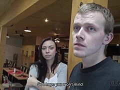 In Hunt4K sconosciuto offre soldi a coppia teen 18+ piccole per sesso pubblico in bar 💰🍻