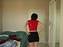 Mencuba pakaian baru seperti skirt seluar baju blaus dalam sesi rumah santai