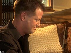 ワオ、トリスタン・キングスリーのピアスされたマンコがフットフェティッシュでバンギングされるオプス