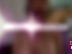 Ljubka cougar doktorica žena se upogne v POV doggystyle, ko sem jebal njeno debelo blondinsko telo