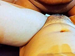 Интензивни емоции докато горещата азиатка усеща луд бърз секс с огромен пикел в спалнята