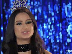 Belleza latina natural Eliza Ibarra en entrevista exclusiva con adolescente morena