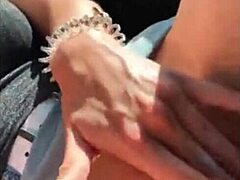 Fantastisk blondin kommer genom att onanera i bilen med intensiv fingring och offentlig orgasm.